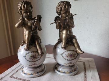 2 bronzen engeltjes op porseleinen bol  beschikbaar voor biedingen