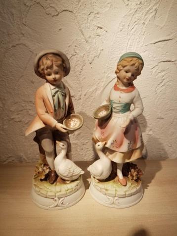 Twee beeldjes ganzen voeren beschikbaar voor biedingen