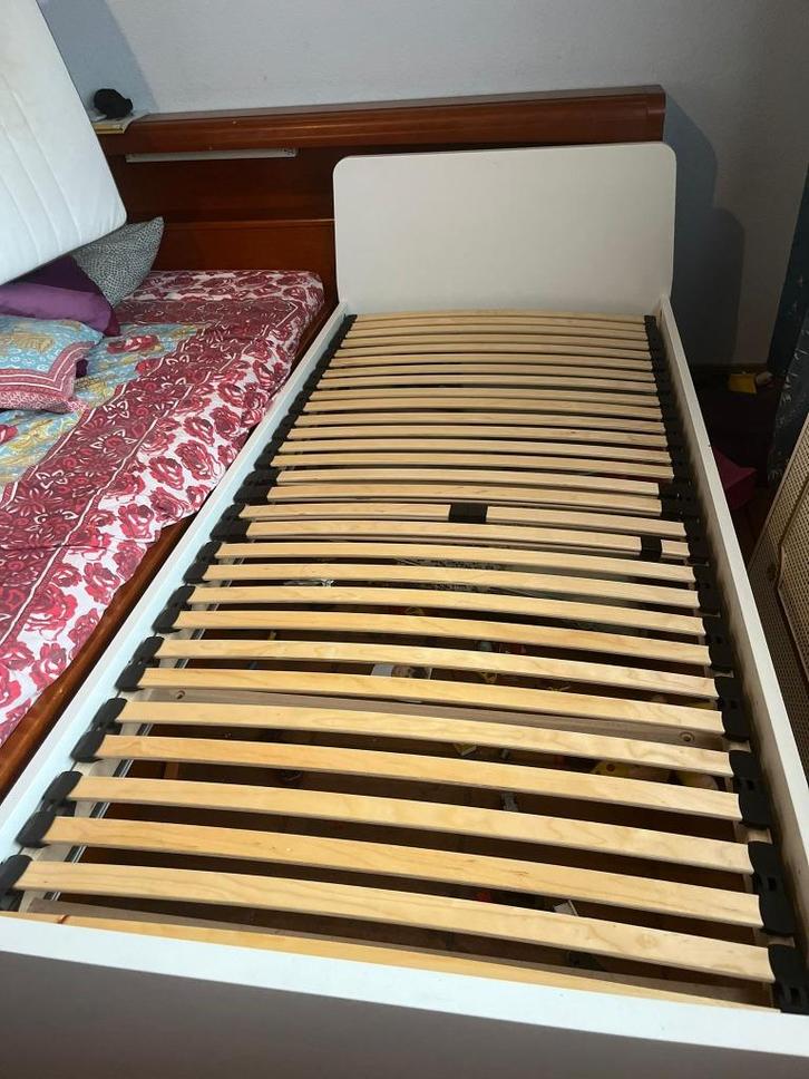 IKEA Eenpersoonsbed met lattenbodem & matras (90x200 cm), Huis en Inrichting, Slaapkamer | Bedden, Zo goed als nieuw, Eenpersoons
