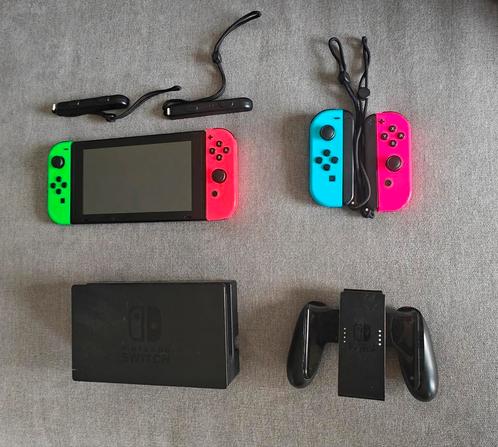 Nintendo Switch + Dock + 4 controllers, Games en Spelcomputers, Spelcomputers | Nintendo Switch, Gebruikt, Switch Original, Met 3 controllers of meer