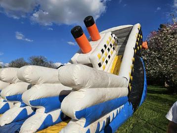 springkasteel titanic met glijbaan beschikbaar voor biedingen