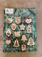 Boek cross stitch 'Christmas ornaments' Sam Hawkins 17 blz, Boeken, Hobby en Vrije tijd, Borduren en Naaien, Zo goed als nieuw