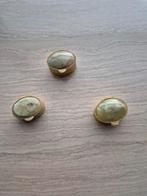 3 vieilles boîtes à pilules, Enlèvement