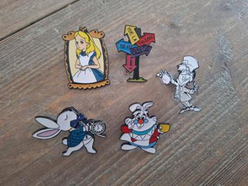5 leuke pins van Alice in Wonderland te koop beschikbaar voor biedingen