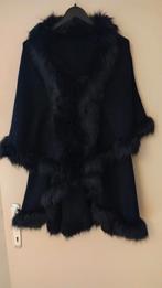 cape stola poncho donkerblauw rand imitatie bont one size, Kleding | Dames, Ophalen of Verzenden, Gedragen