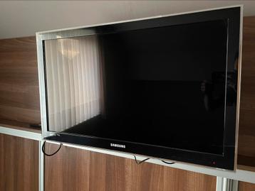 Tv met wandbeugel  beschikbaar voor biedingen