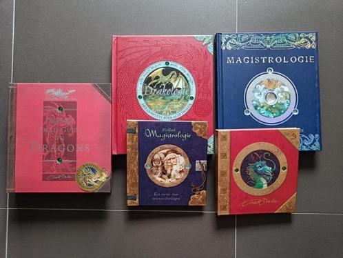 Boekenpakket: Drakologie & Magistrologie - 5 boeken, Livres, Livres pour enfants | Jeunesse | 10 à 12 ans, Comme neuf, Fiction