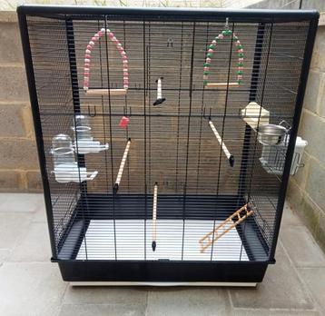 Grote vogelkooi met alle accessoires  beschikbaar voor biedingen