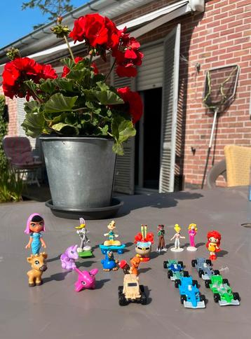 Set van 18 kleine speelgoedfiguurtjes & auto’s beschikbaar voor biedingen