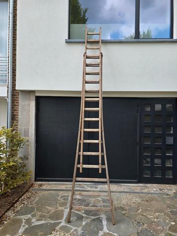 Dubbele houten ladder beschikbaar voor biedingen