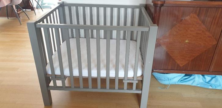 Donkergrijs geverfde houten babybox, Kinderen en Baby's, Babyparken, Gebruikt, Rechthoekig, In hoogte verstelbaar, Ophalen