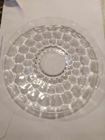 assiette en cristal 19cm et plat en terre cuite beschikbaar voor biedingen