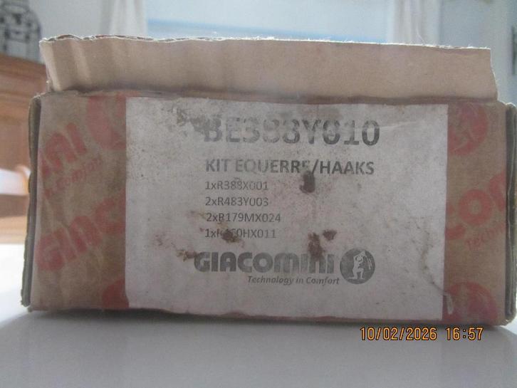 GIACOMINI radiatorbeugelset, Doe-het-zelf en Bouw, Sanitair, Nieuw, Ophalen