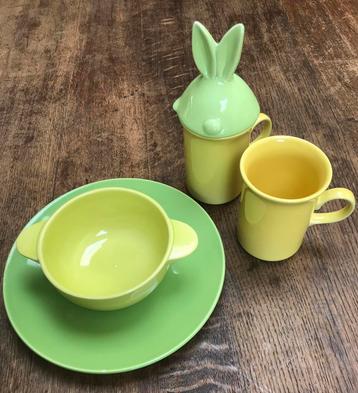 Groene soepkom met bord & twee gele mokken beschikbaar voor biedingen