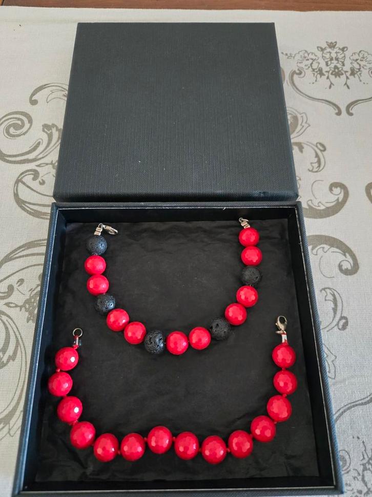 Twee luxe armbandjes met zilver slotjes de parels zij hoge k, Handtassen en Accessoires, Armbanden, Nieuw, Zilver, Zilver, Ophalen of Verzenden