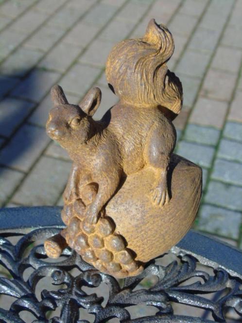 statue d un écureuil sur un gland en fonte ., Jardin & Terrasse, Statues de jardin, Neuf, Animal, Métal, Enlèvement ou Envoi