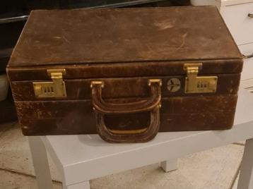 Valise pilote vintage avec belle patine disponible aux enchères