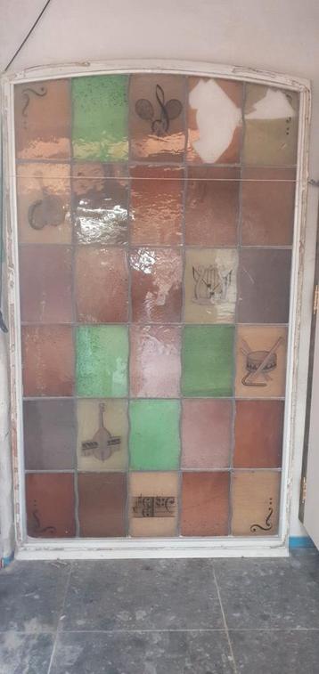Zeer mooie glas in lood om te renoveren. 194cm X94cm beschikbaar voor biedingen