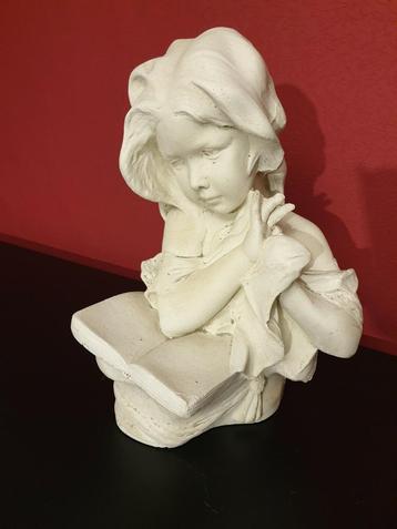 Lezend meisje beschikbaar voor biedingen