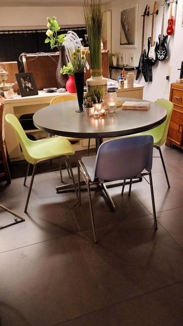 Vintage space-age ronde tafel met stoelen  beschikbaar voor biedingen