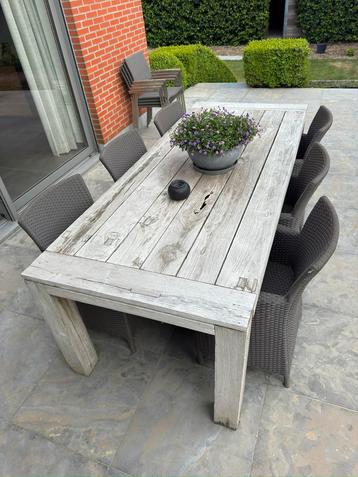 Old teak tafel beschikbaar voor biedingen