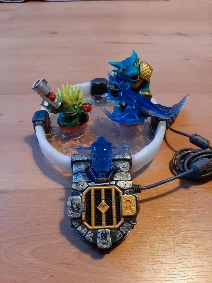 Skylanders trap team (portaal + 2 figuren), Games en Spelcomputers, Games | Sony PlayStation 3, Zo goed als nieuw, Ophalen of Verzenden