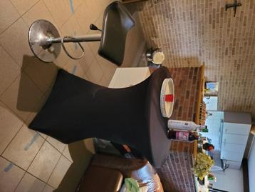 Statafel met hoes en stoelen beschikbaar voor biedingen