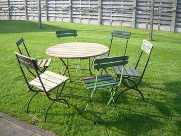 ronde tafel met 6 stoelen,decoratie,  2 fiets rekken beschikbaar voor biedingen