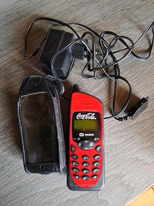 Gsm 's Coca cola- merk: Sagem met hoesje en lader, Telecommunicatie, Mobiele telefoons | Batterijen en Accu's, Gebruikt, Sagem