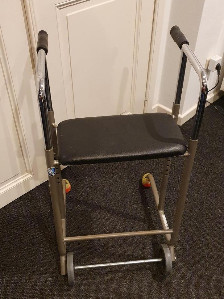 Déambulateur avec siège– très bon état, Diversen, Rollators, Zo goed als nieuw, Ophalen