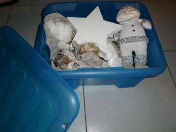 Doos vol Kerst beeldjes beschikbaar voor biedingen