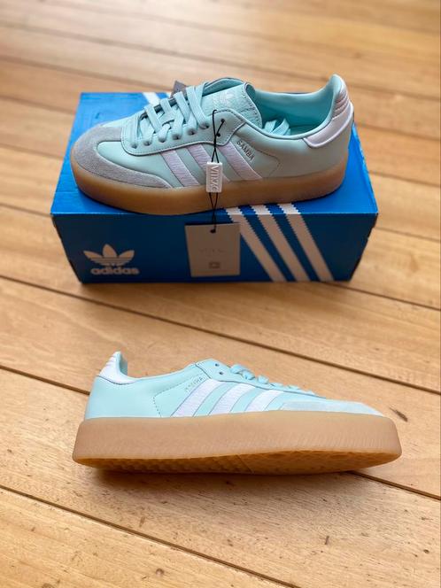 Sambae turquoise et blanche taille 39, Kleding | Dames, Schoenen, Nieuw, Sneakers, Wit, Ophalen of Verzenden