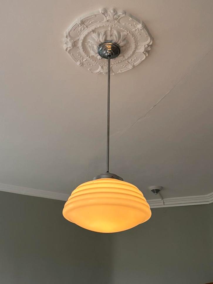 Art Deco hanglamp met een opaalglazen kap., Huis en Inrichting, Lampen | Hanglampen, Zo goed als nieuw, Metaal, Ophalen