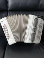 Chromatische accordeon, Muziek en Instrumenten, Accordeons, Zo goed als nieuw, 60-bas, Knopaccordeon, Met riemen