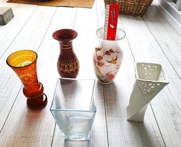 5 vazen in zeer goede staat. Prijs per stuk: €2 beschikbaar voor biedingen