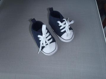 Canvas babyschoentjes van 3/6 maanden beschikbaar voor biedingen