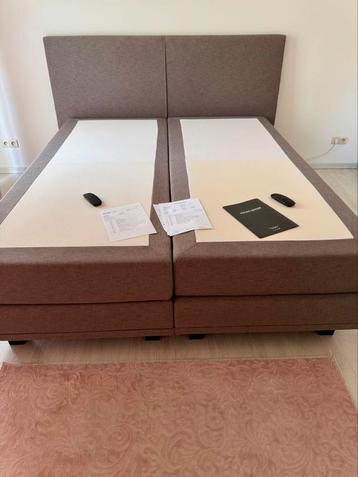 Taupe kleurige boxspring van SwissSense elektrisch draadloos beschikbaar voor biedingen