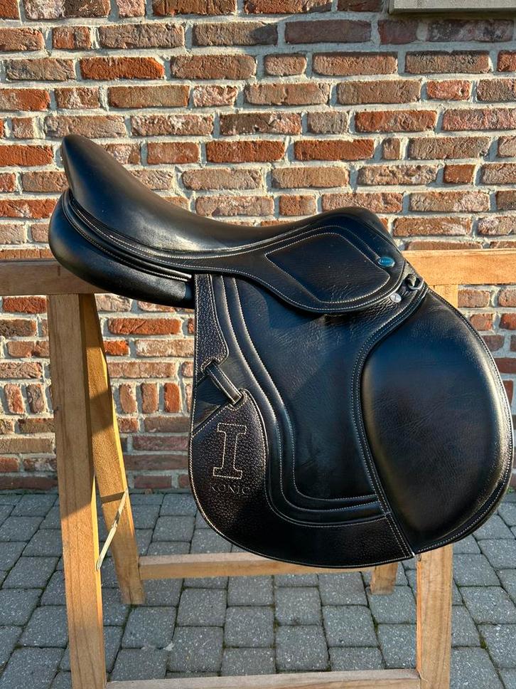 Ikonic Evolution springzadel zwart, Animaux & Accessoires, Chevaux & Poneys | Selles, Comme neuf, Obstacle, Enlèvement