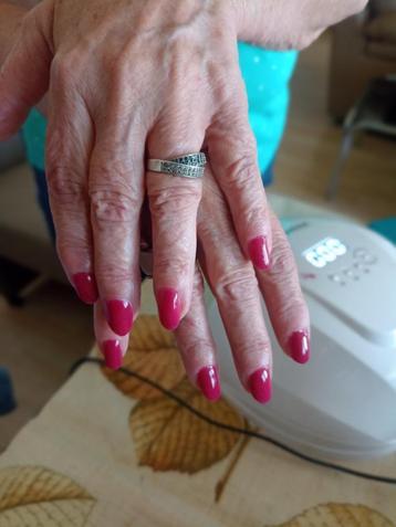 manicuriste komt bij u aan huis.