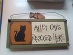 decoratie hangbordje alley cats rescued here sign, Huis en Inrichting, Ophalen of Verzenden, Gebruikt