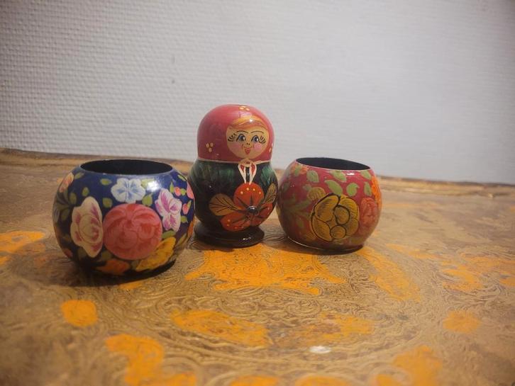 2 ronds de serviettes et une matriochka, Antiquités & Art, Curiosités & Brocante, Enlèvement ou Envoi