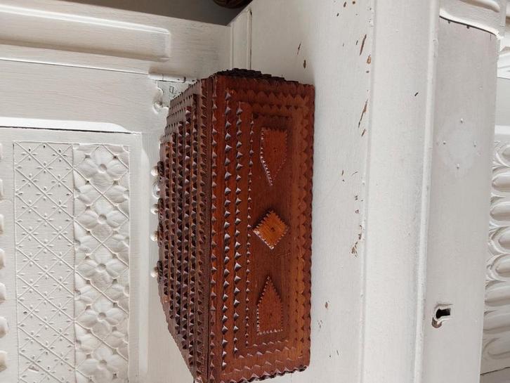 Tramp art kistje, Antiek en Kunst, Kunst | Beelden en Houtsnijwerken, Ophalen of Verzenden