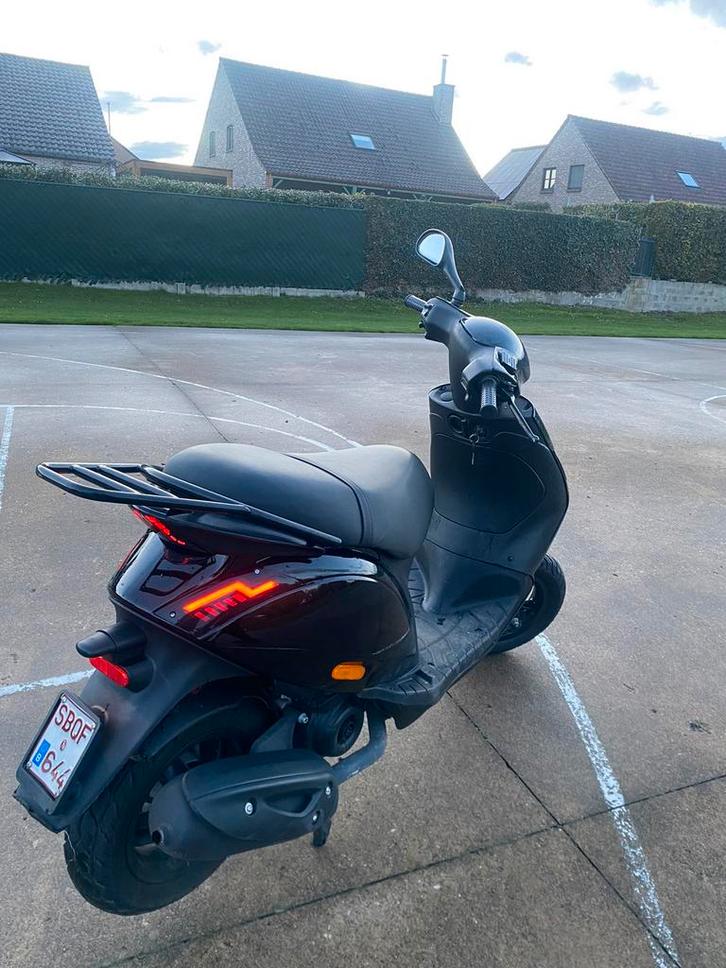 Piaggio zip 50cc Iget, Fietsen en Brommers, Scooters | Piaggio, Zo goed als nieuw, Zip, Klasse B (45 km/u), Benzine, Ophalen