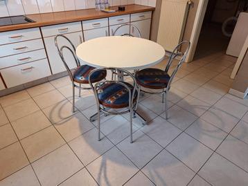 Keukentafel met 4 stoelen beschikbaar voor biedingen