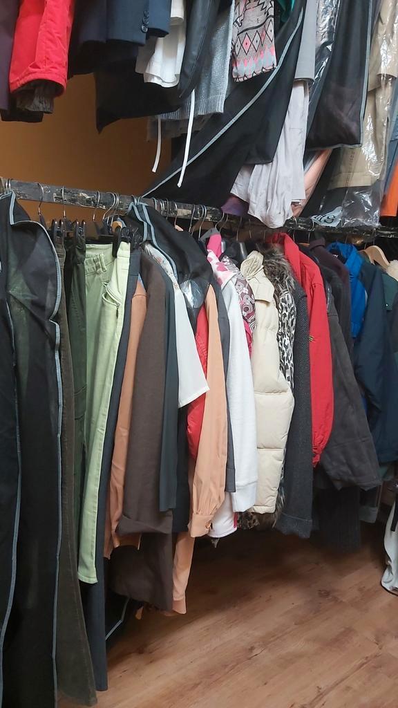 Vêtements brocante porte ouverte 3€ et par lot, Vêtements | Femmes, Packs de vêtements pour femmes, Comme neuf, Enlèvement