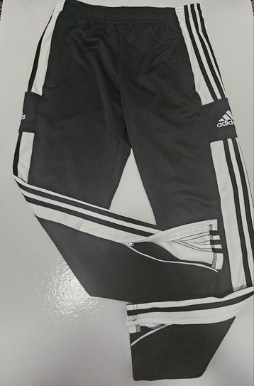 Pantalon Adidas en très bon état  disponible aux enchères