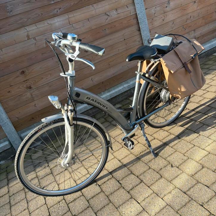 Batavus elektrische fiets met lader, Fietsen en Brommers, Elektrische fietsen, Zo goed als nieuw, Batavus, Minder dan 47 cm, 50 km per accu of meer