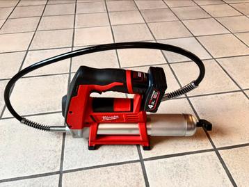 Milwaukee vetspuit 12v beschikbaar voor biedingen