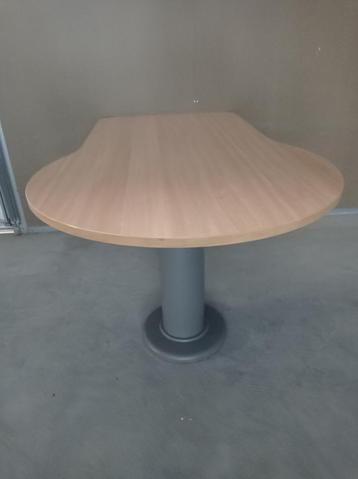 mooie moderne keuken/ eettafel voor 4 a 5 personen beschikbaar voor biedingen