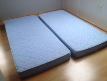 set van twee eenpersoons-matrassen 2m x 90cm